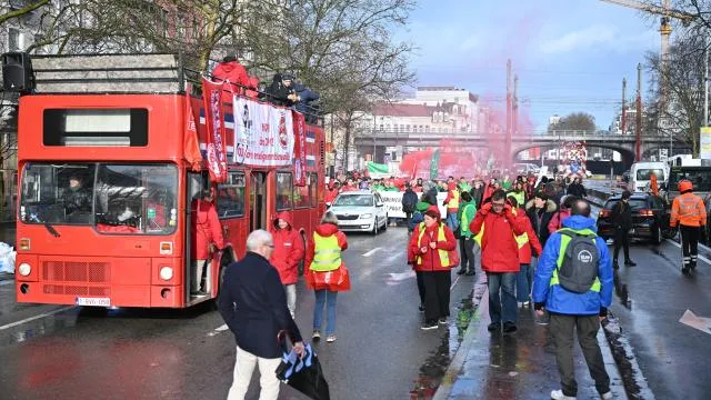 Belçika’da on binlerce öğretmen tasarruf tedbirlerini protesto etti