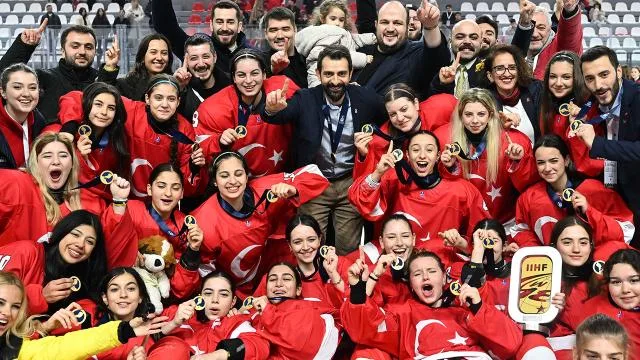 Buz Hokeyi Dünya Şampiyonası’nda kadınlar 18 yaş altından altın madalya