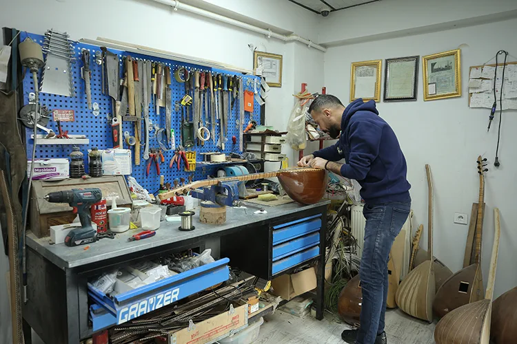 Atölyesinde ürettiği bağlamaları yurt dışına da gönderiyor