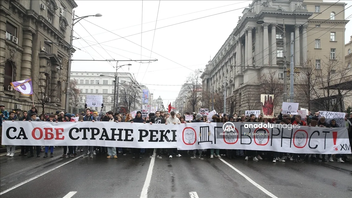 Sırbistan’da hükümete tepkili öğrenciler, ülke genelinde büyük gösteriler düzenledi