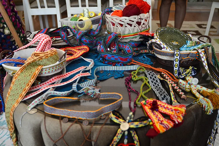 Annesinden gördüğü geleneksel dokuma yöntemi “çarpana”nın ustası oldu