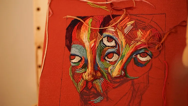 Çanakkaleli tasarımcı, çağdaş ve geleneksel sanatı ipliğin renkli dünyasıyla buluşturuyor