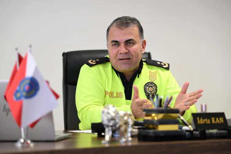 Enkazdan ailesini kurtaran emniyet müdürü 6 Şubat depremlerinin acısını unutmaya çalışıyor