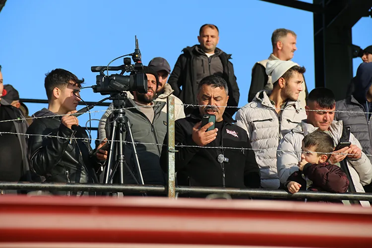 Aksaray’da yöresel şivesiyle maç anlatan spiker, dinleyenlerden beğeni topluyor