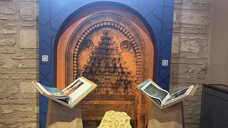 “Ayna: Anadolu Göğünün İpek Mahyası” sergisi Üsküdar’da açıldı