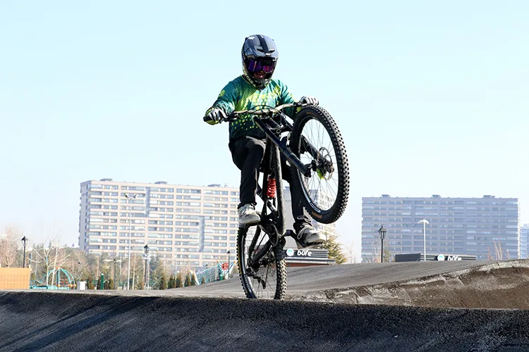 Bisiklet almak için kaynakçı oldu, downhill yarışlarında pistlerin tozunu atıyor