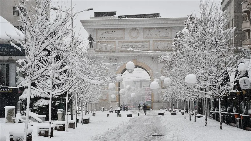 Kuzey Makedonya’nın başkenti Üsküp’te kar yağışı etkili oldu