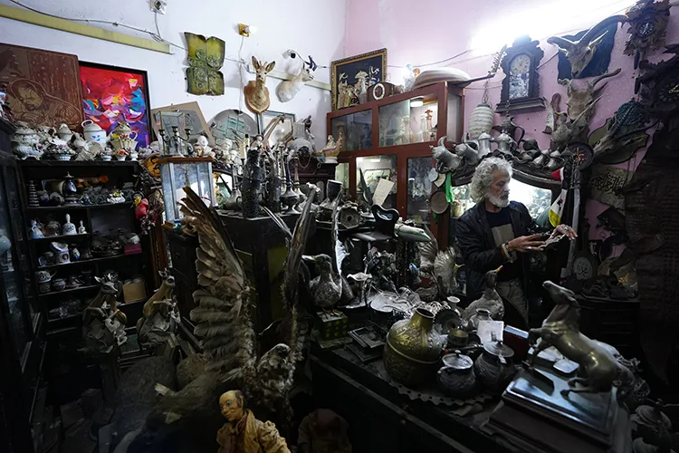 Iraklı antikacının dükkanında, Osmanlı’dan bugüne, “ülke tarihi” sergileniyor