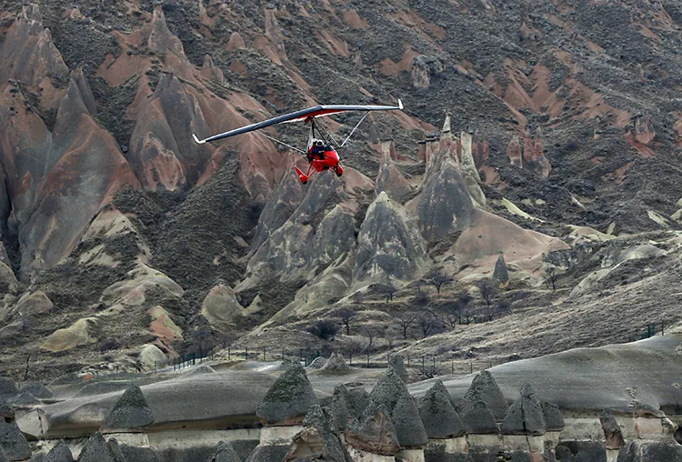 Turistler Kapadokya’yı “microlight” ile gökyüzünden keşfediyor
