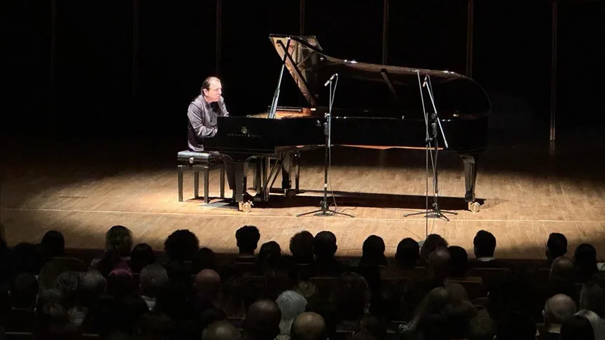 Piyanist ve besteci Fazıl Say sahnedeki 50. yılını İzmir’de verdiği konserle kutladı