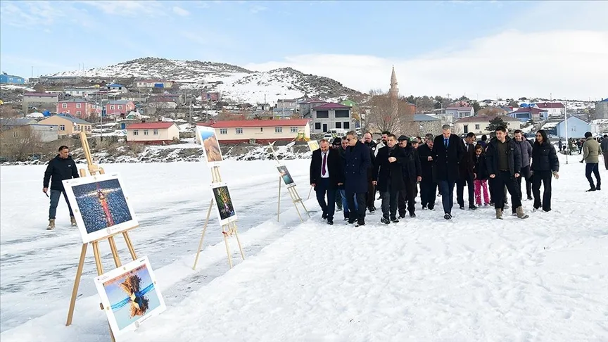 Buzla kaplı Çıldır Gölü’nde fotoğraf sergisi düzenlendi