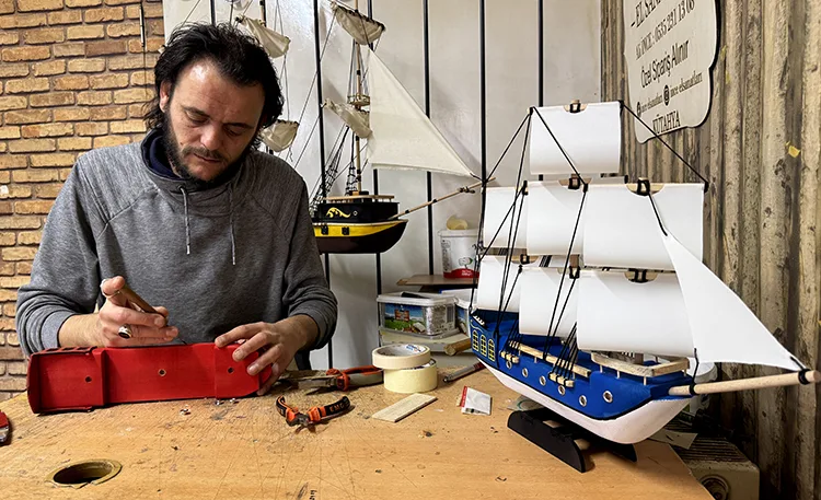 Kütahyalı berber, çocukken hayranı olduğu gemilerin ahşap maketlerini yapıyor