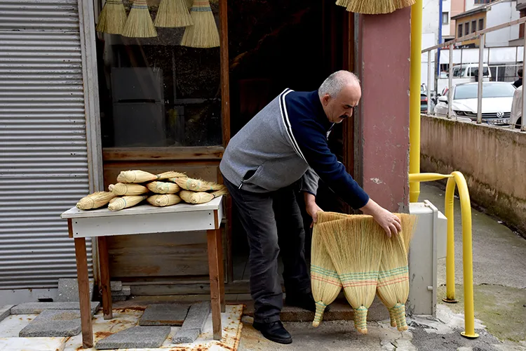 Çocukluk yaşlarında başladığı ot süpürge üretimini yarım asırdır sürdürüyor