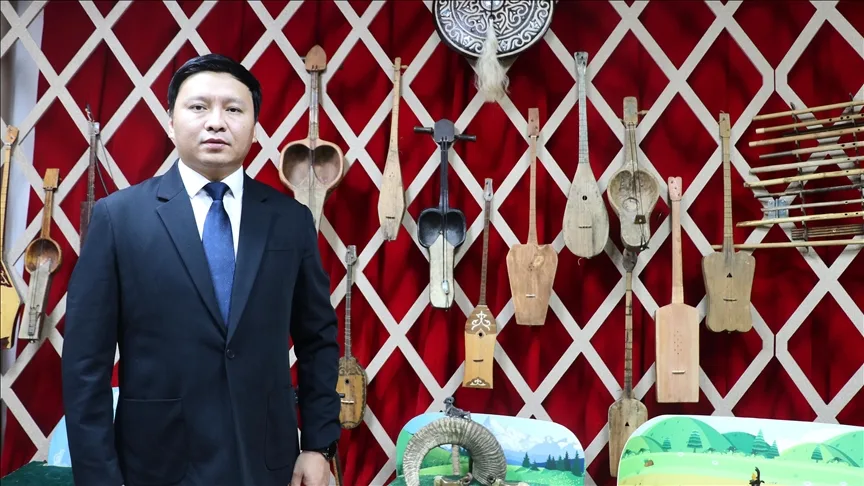 Kazakistan’daki müzede “milli çalgılar” konser eşliğinde tanıtılıyor