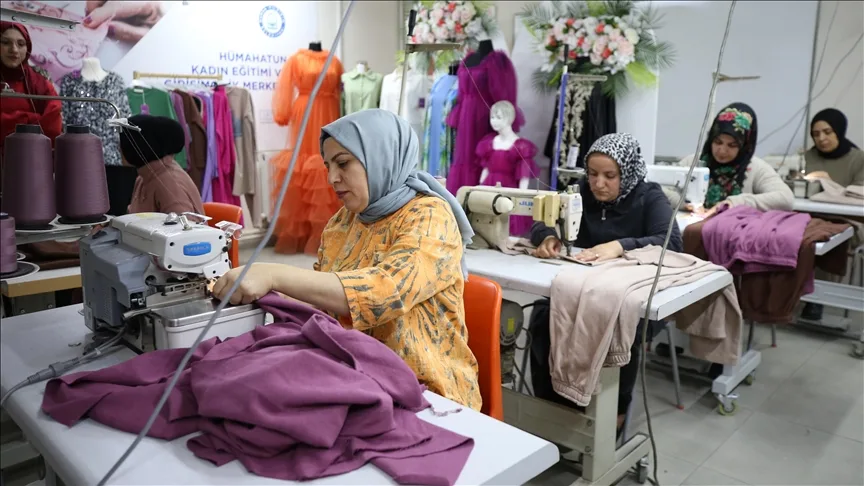 Bursa’da kadınlar, kurdukları kooperatif bünyesinde konfeksiyon ürünleri imal ediyor