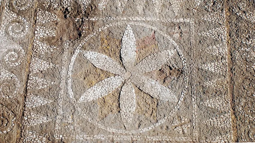 Assos’ta 2200 yıllık mozaik ve 1800 yıllık anıt mezar bulundu