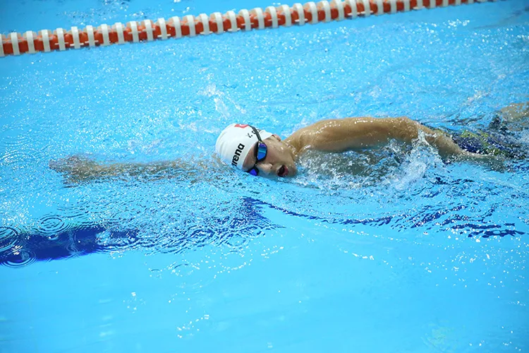 Ayrık omurga hastalığıyla mücadele eden Yusuf Efe, milli forma hedefiyle kulaç atıyor