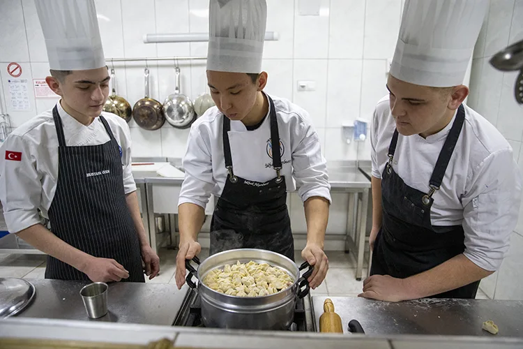 Kırgız genç, çocukluk hayalini gerçekleştirmek için Bolu’da aşçılık eğitimi alıyor