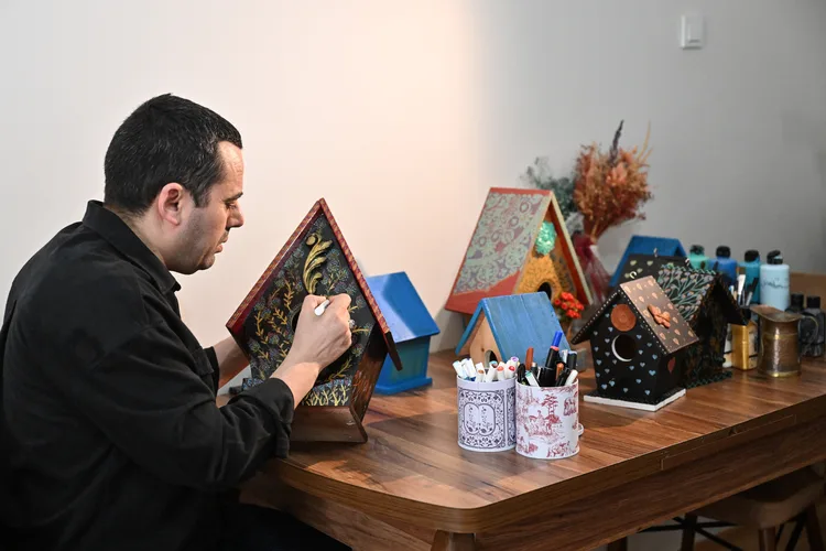 Soğuktan ölen kuştan etkilenerek kamu alanlarına 4 yılda 1000 kuş evi yaptı