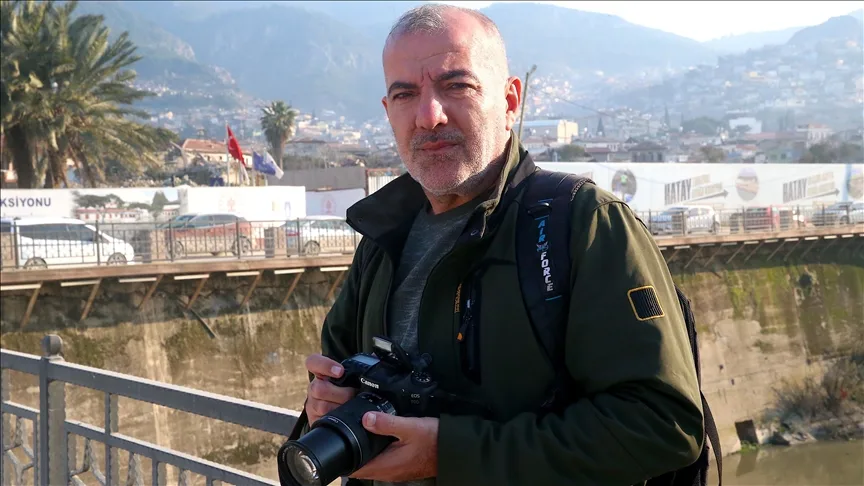 Hatay’da depremde çok sayıda yakınını kaybeden gazeteci haberleriyle kentin sesi oluyor