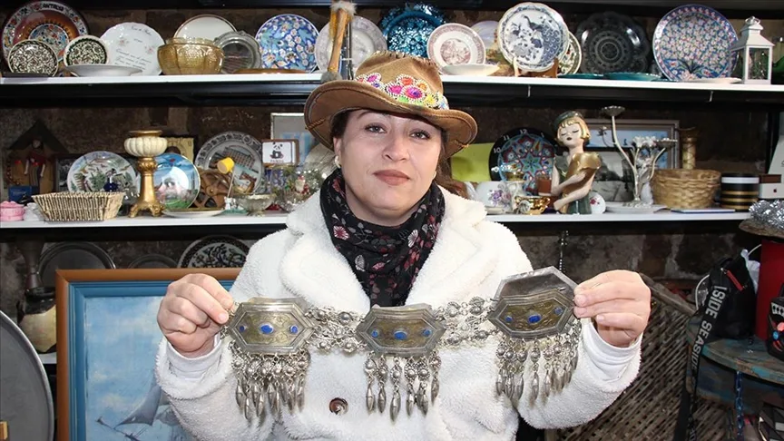 Babaannesinin gaz lambasıyla başlayan antika merakı mesleği oldu