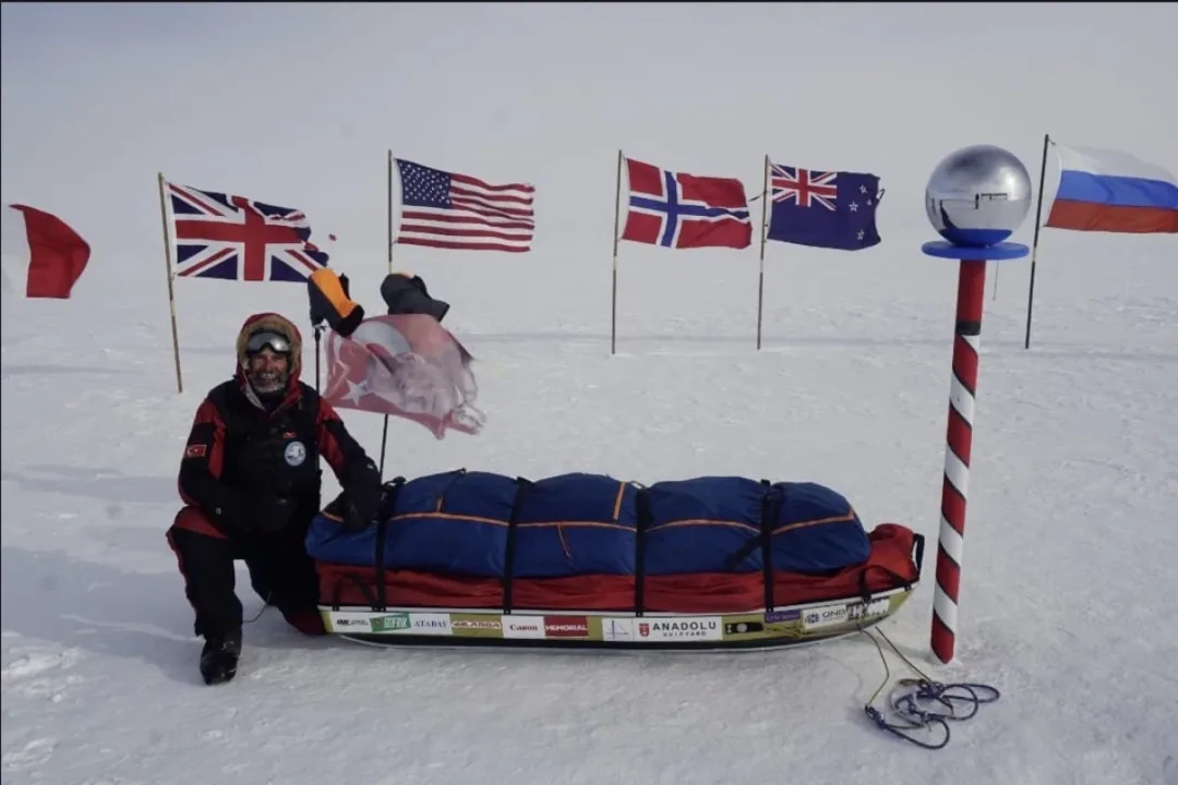 Antarktika’dan Güney Kutbu’na ulaştı: Türk bayrağı açıp, İstiklal Marşı okudu