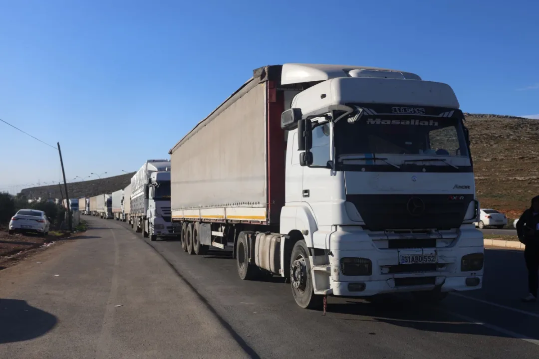 Ticaret yeniden başladı! Suriye’ye geçmek isteyen tırlar uzun kuyruklar oluşturdu