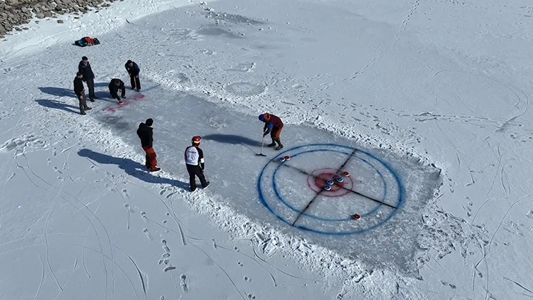 Erzincan’da donan göl üzerinde curling heyecanı