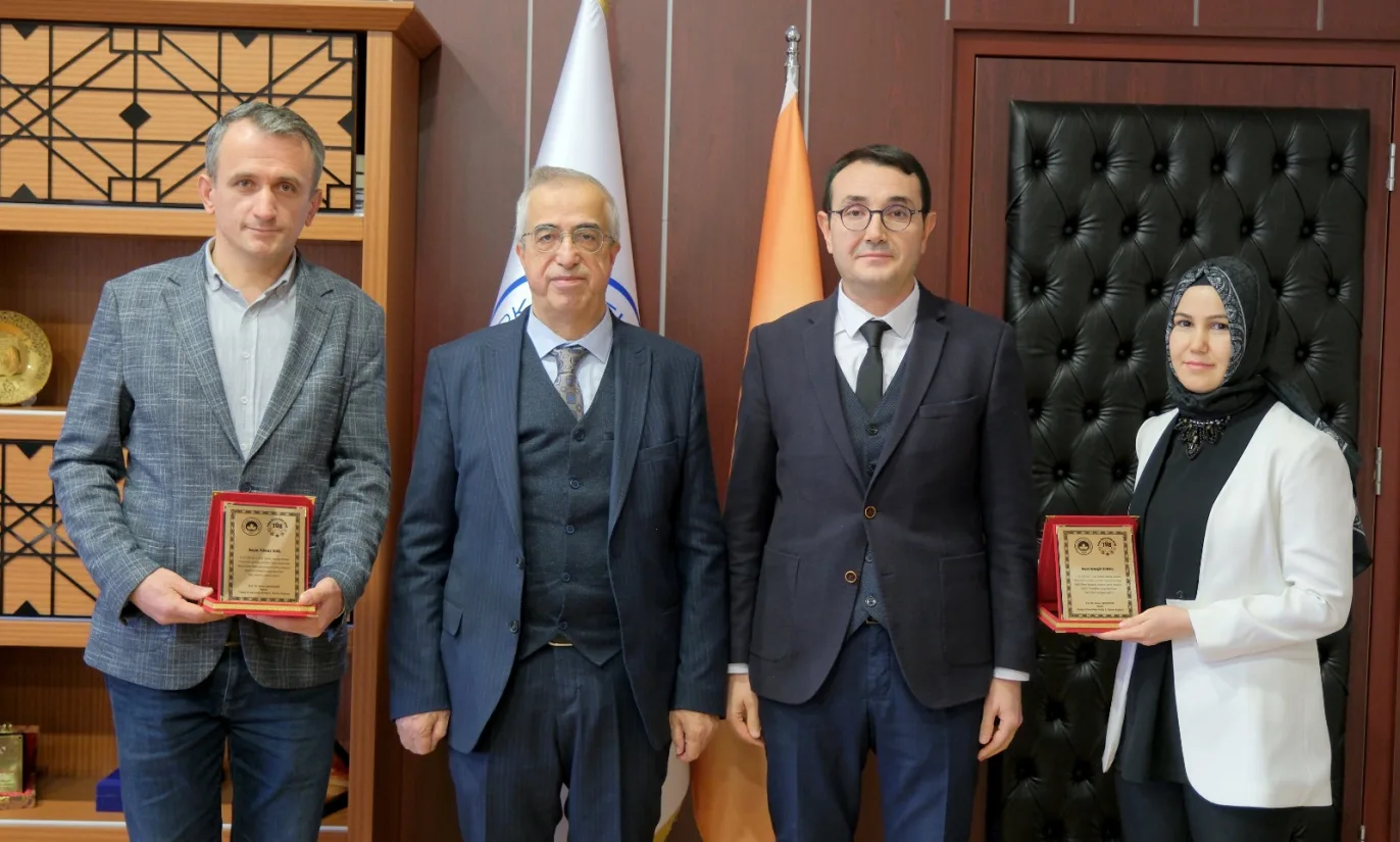 KIRKLARELİ ÜNİVERSİTESİ REKTÖRÜ BÜLENT ŞENGÖRÜR’DEN PERSONELLERE PLAKET TAKDİMİ