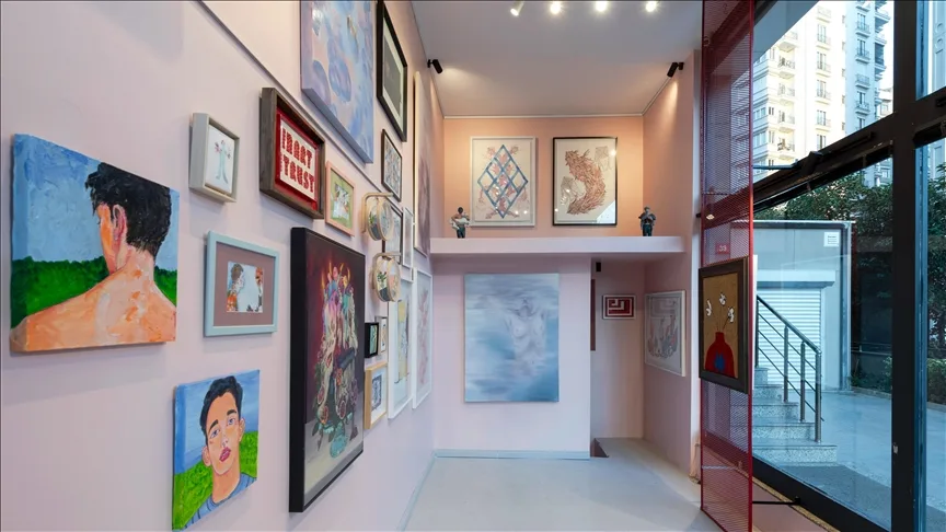 “Pembe Bulutların Üstünde” sergisi, Chi Art Gallery’de açıldı