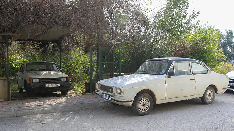 Anadol tutkunu akademisyen 2 klasik aracını özenle kullanıyor