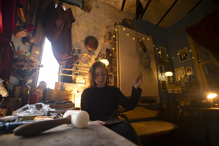 Gittiği dükkandan kovulmasıyla başladığı dericilikte Türkiye’nin sayılı kadın ustalarından oldu