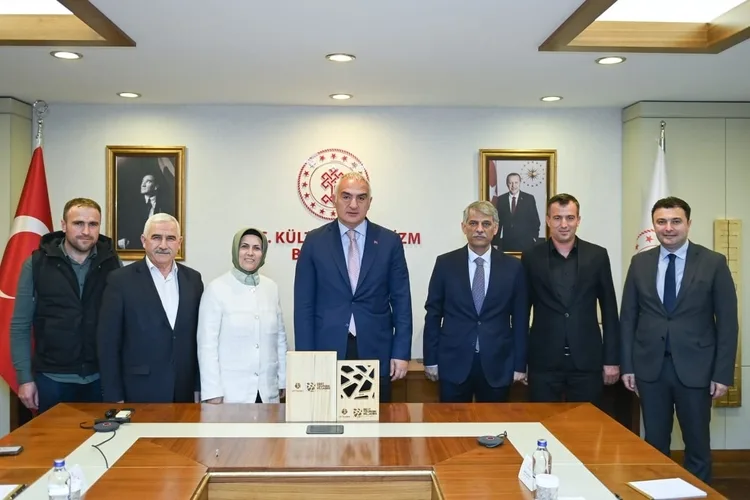 Bakan Ersoy, BM tarafından Ormana’ya verilen “en iyi turizm köyü” ödülünü takdim etti