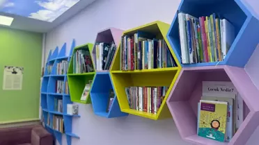  Bayrampaşa Hacı İlbey Ortaokulu’nda kurulan kütüphane hizmete açıldı.