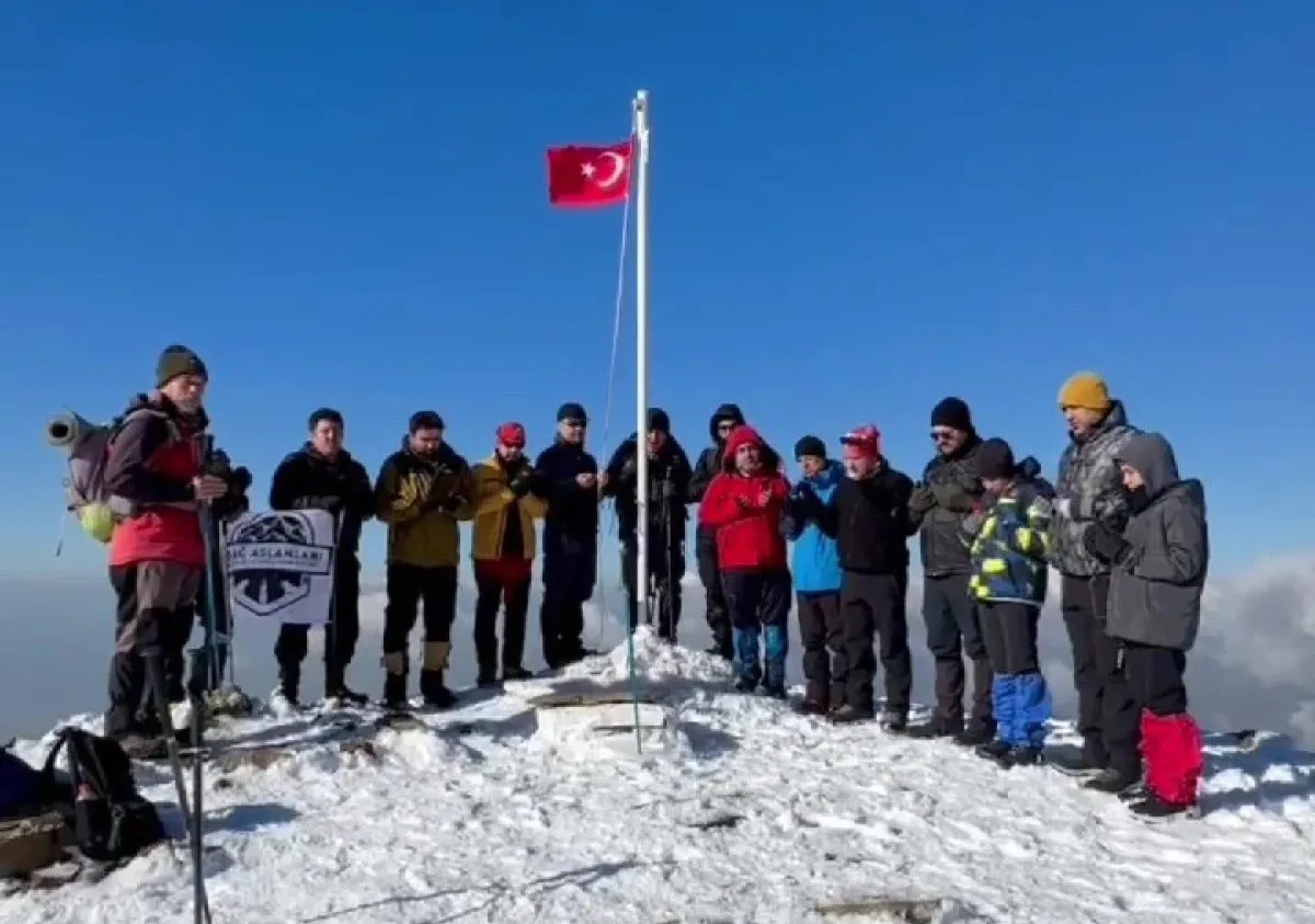 Hatay’da doğaseverler 7 saat yürüyüp zirvede yıpranan Türk bayrağını yeniledi