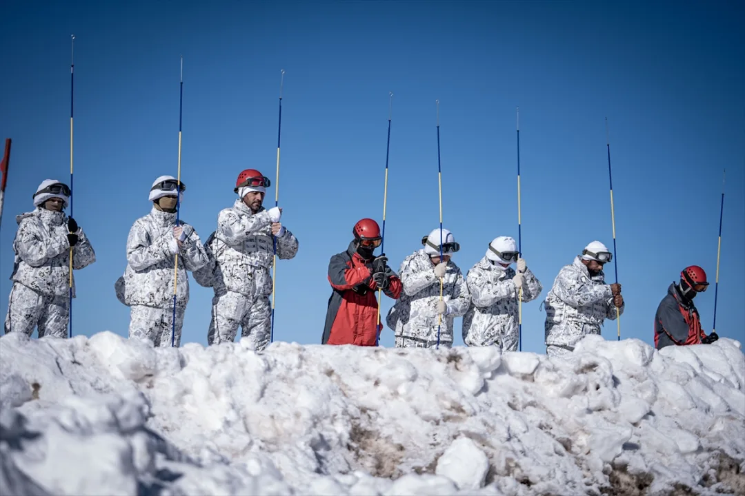 Türk Silahlı Kuvvetlerinin (TSK) Kars’ta düzenlediği “Kış Tatbikatı-2025” dondurucu soğukta devam ediyor.