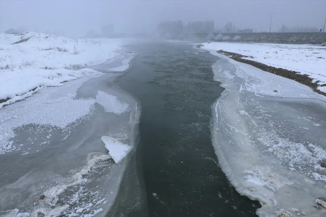 Ağrı ile Erzurum’da soğuklardan nehirler dondu