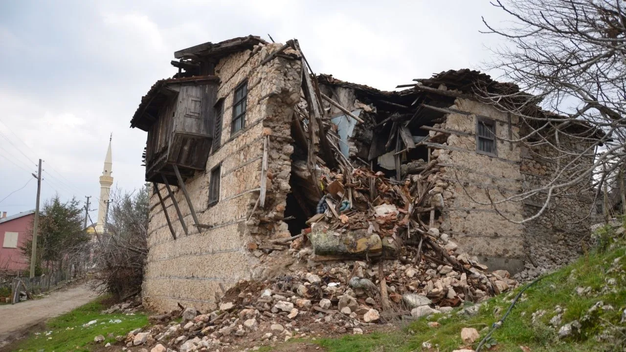 Akseki’de’ koruma altına alınan 300 yıllık tarihi düğmeli evleri yok olmak üzere.