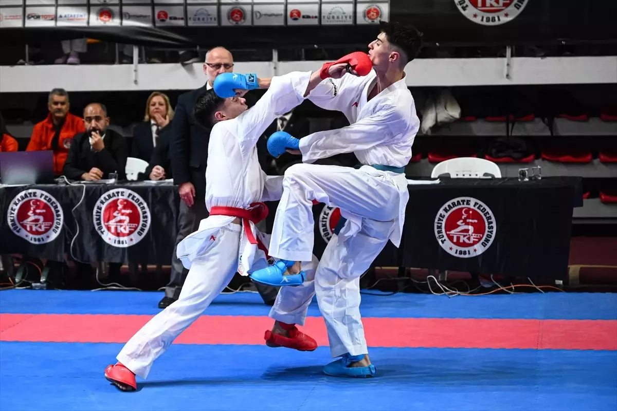 Ankara’da düzenlenen karate şampiyonasında 1800 sporcu mücadele veriyor.