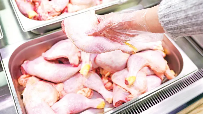 Kasaplar; “Halkımıza tavuğu yüzde 30 daha ucuza tükettirebilmemizin önünü açın!”