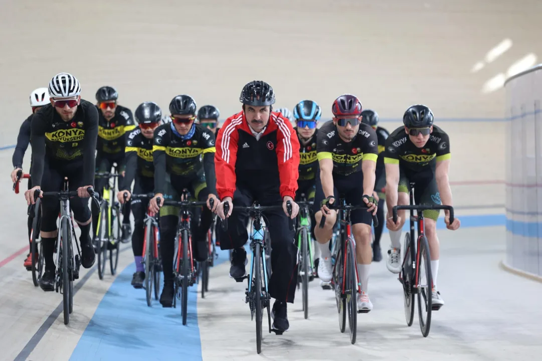 Başkan Altay, Konya Büyükşehir Belediyespor Bisiklet Takımı’nın Antrenmanına Eşlik Etti