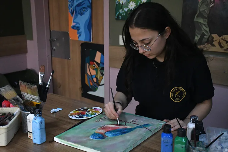 Lise öğrencisi, ilkokulda kapıldığı renklerin büyülü dünyasında 100’e yakın resim yaptı