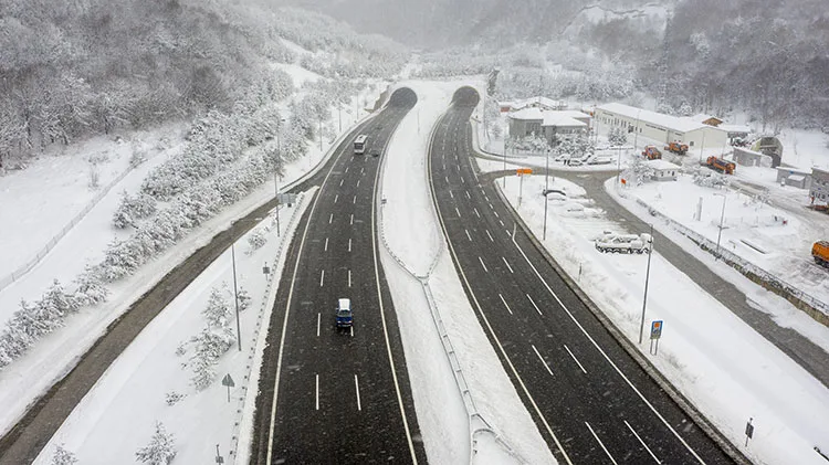 Karla kaplanan Anadolu Otoyolu’nun Bolu Dağı kesimi havadan görüntülendi