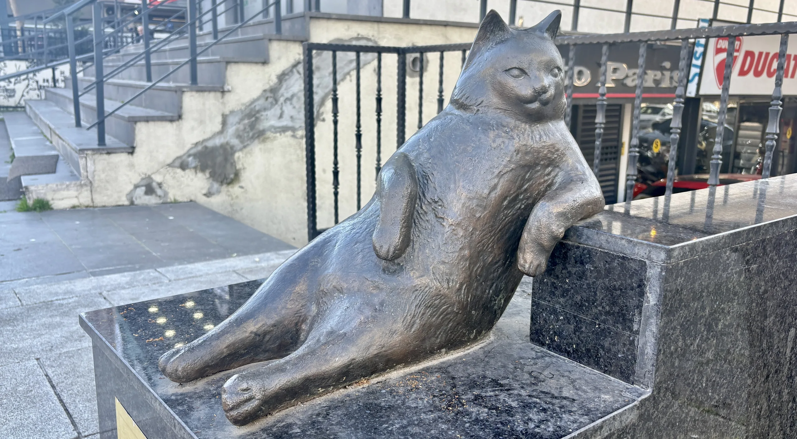 Kadıköy’ün Fenomen Kedisi Tombili’nin Anısı Heykeliyle Yaşatılıyor