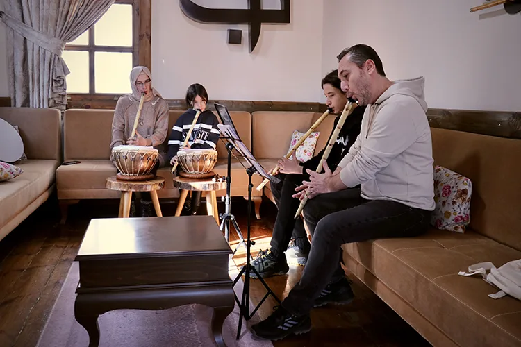 Ney üflemeyi öğrenen aile birlikte sahne alacakları günün hayalini kuruyor