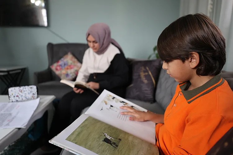 Iğdır’ın köyünde kitap okuyan anneler çocuklarının eğitimine güç katıyor