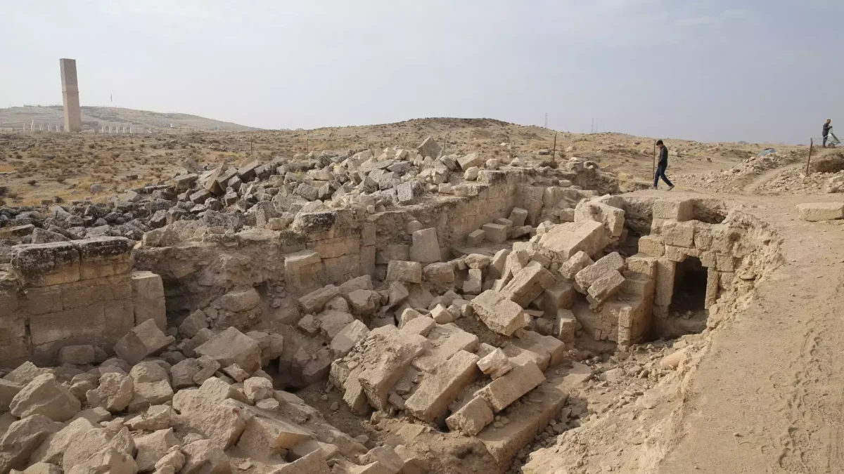 Türkiye’de Harran Katedrali Kazısında Bulunan 1.500 Yıllık Vitray ve Mozaikler