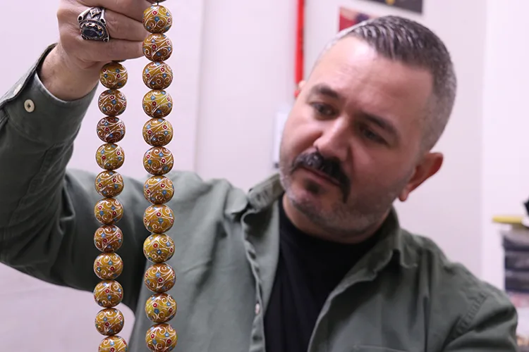 Merakla başladığı tespih yapımında ustalaşıp dükkan açtı