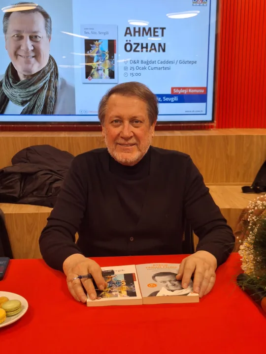 D&R’da okurlarıyla buluşan Ahmet Özhan’a yoğun ilgi!