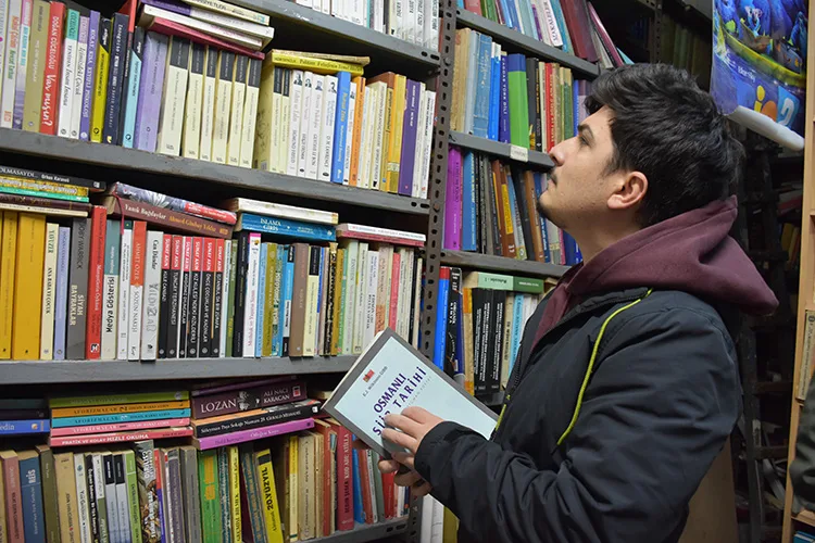 91 yaşındaki sahafın arşivi, meraklılarını bir araya getiriyor